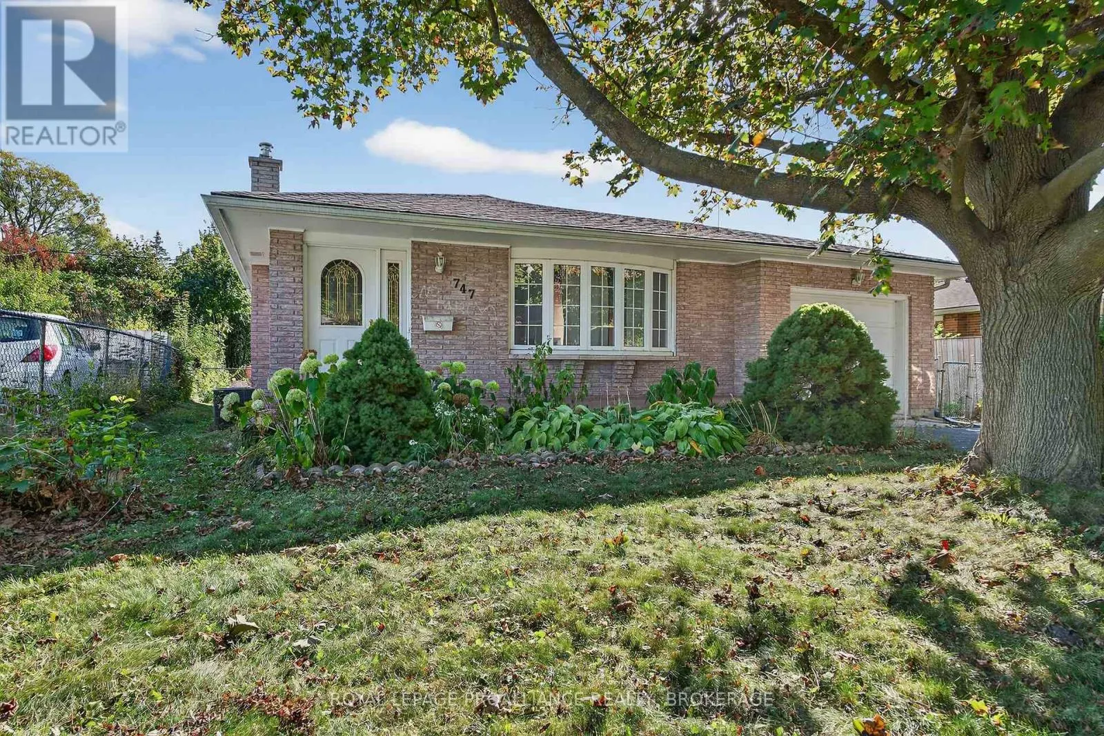 747 LAIDLAW CRESCENT