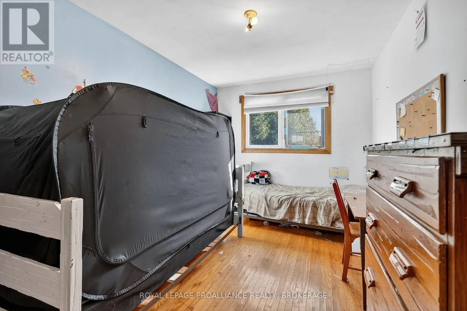 747 LAIDLAW CRESCENT