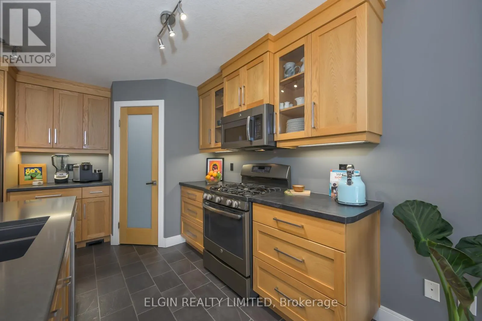8 DEERFIELD COURT
