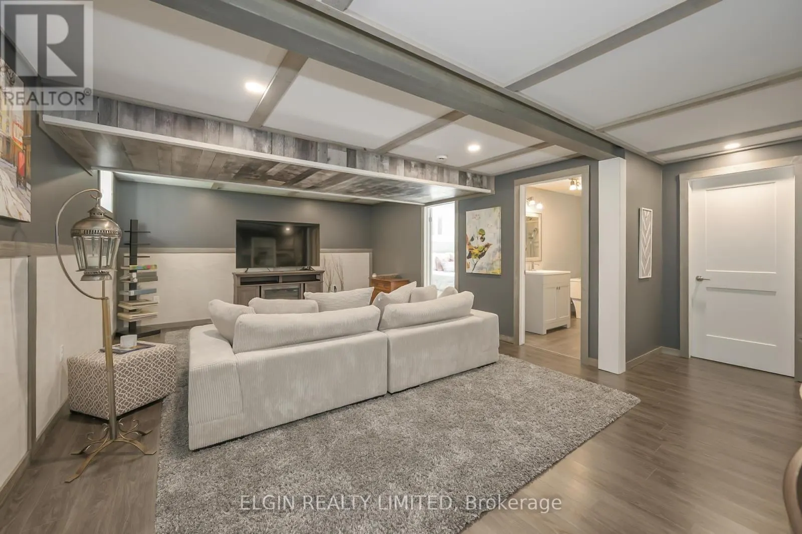 8 DEERFIELD COURT