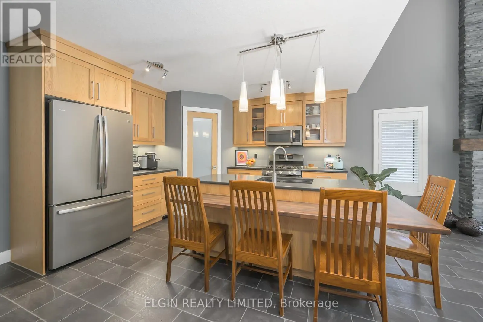 8 DEERFIELD COURT