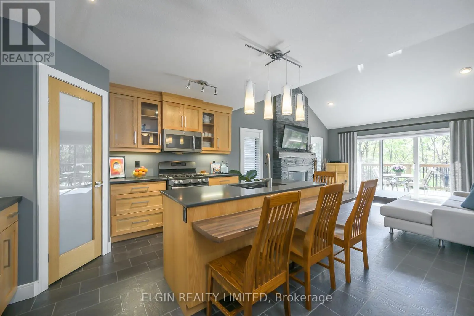 8 DEERFIELD COURT