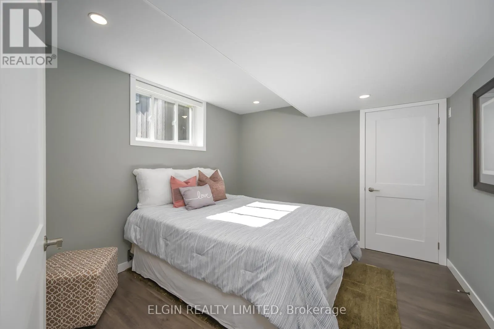 8 DEERFIELD COURT