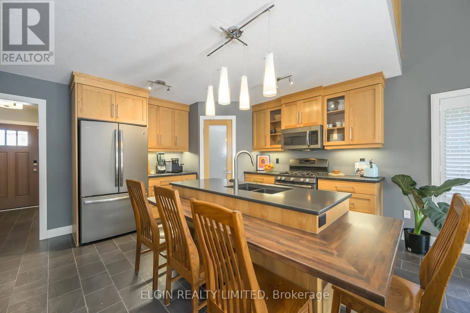 8 DEERFIELD COURT