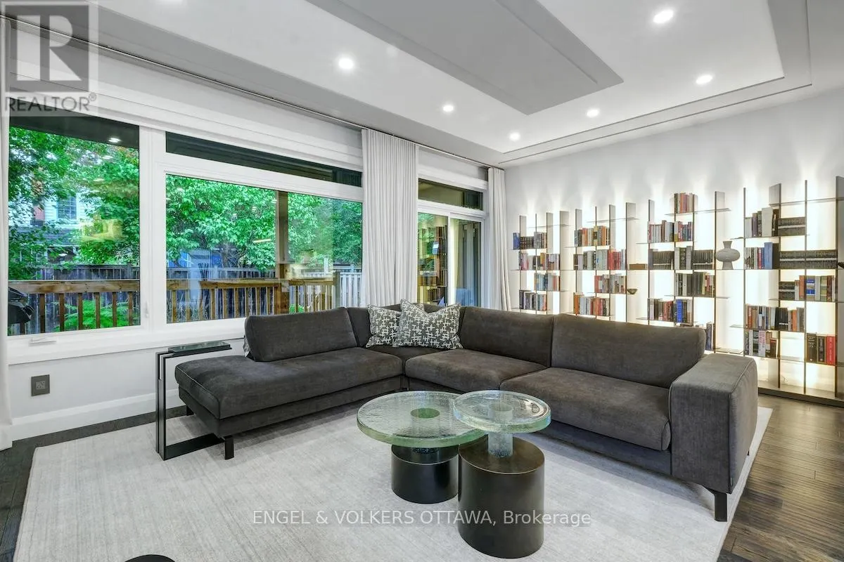 305 WESTHILL AVENUE