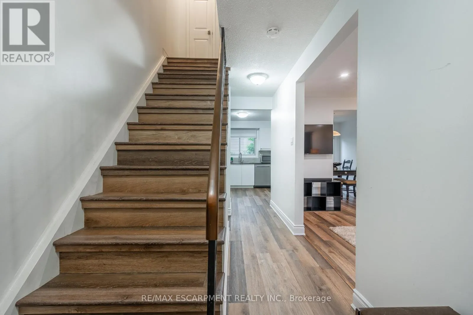 8 - 596 GREY STREET