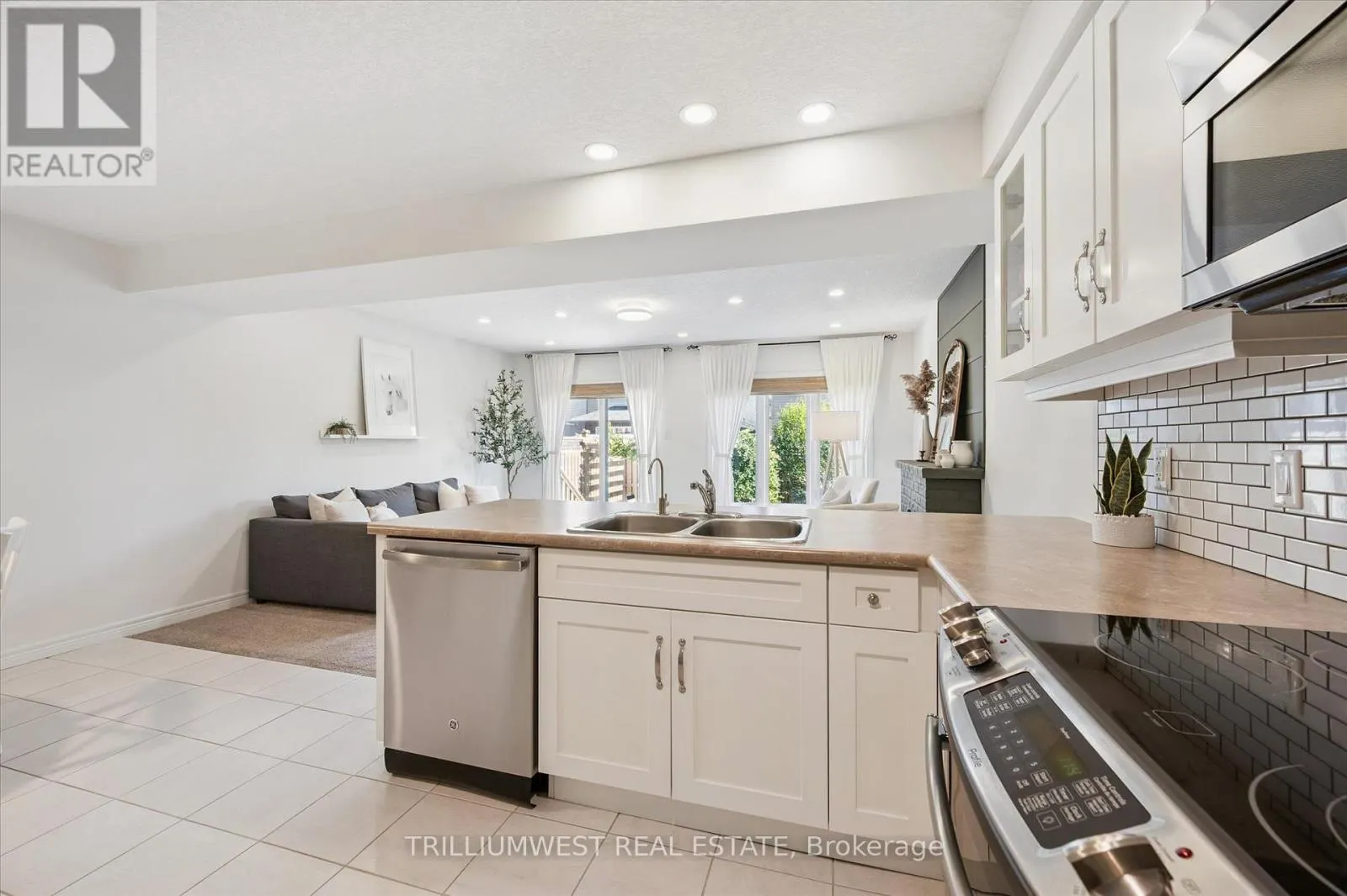 25 SANDYBAY AVENUE