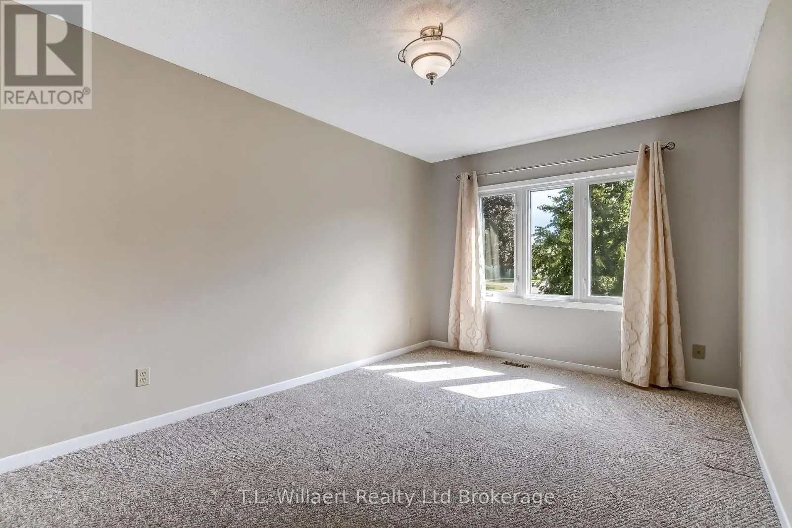 62 EDWIN CRESCENT