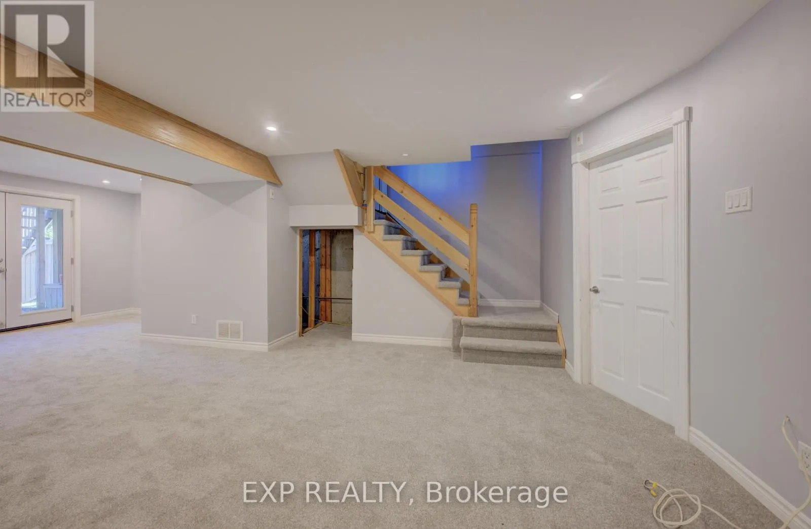 6 - 499 OAKVALE DRIVE