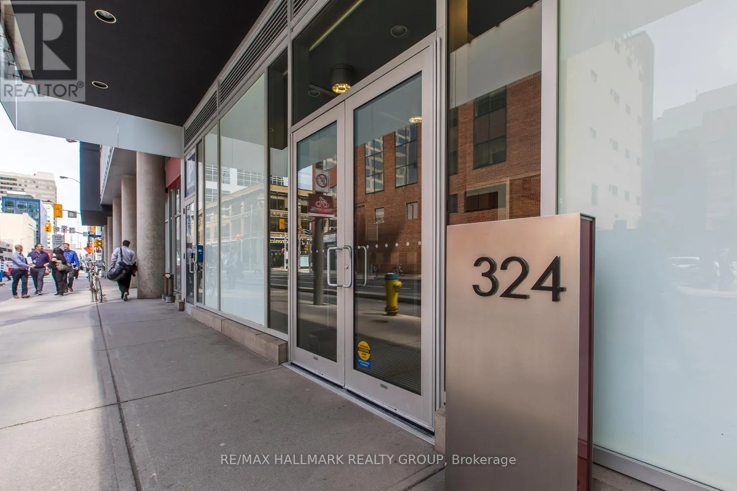 906 - 324 LAURIER AVENUE W