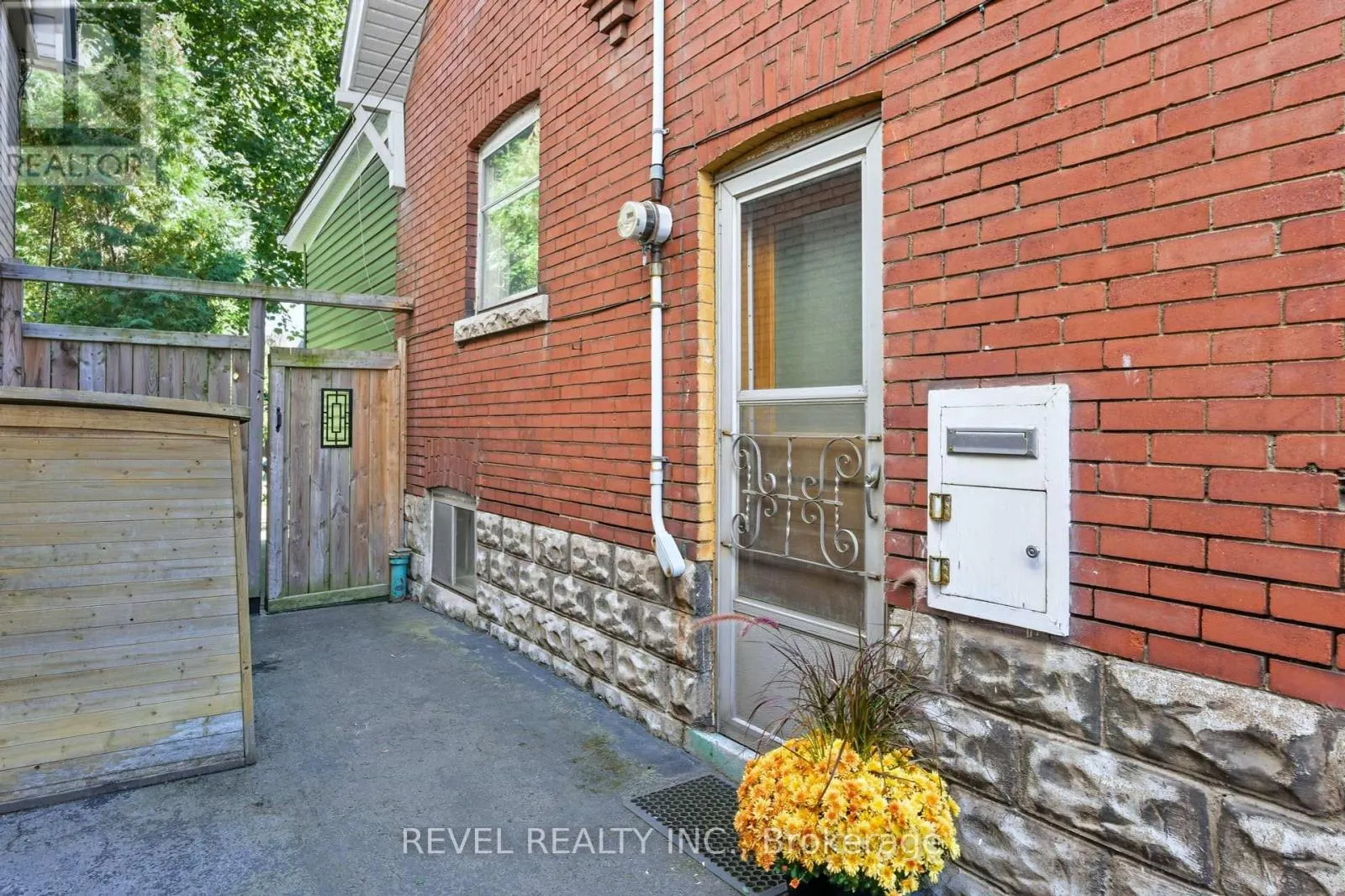 197 BALMORAL AVENUE S