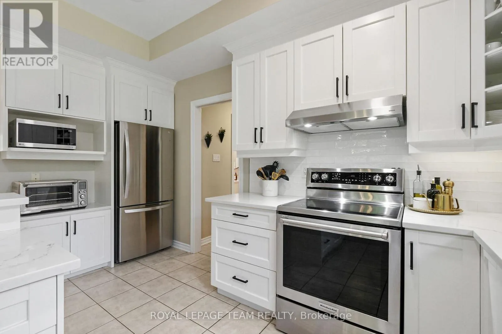 2893 BARLOW CRESCENT