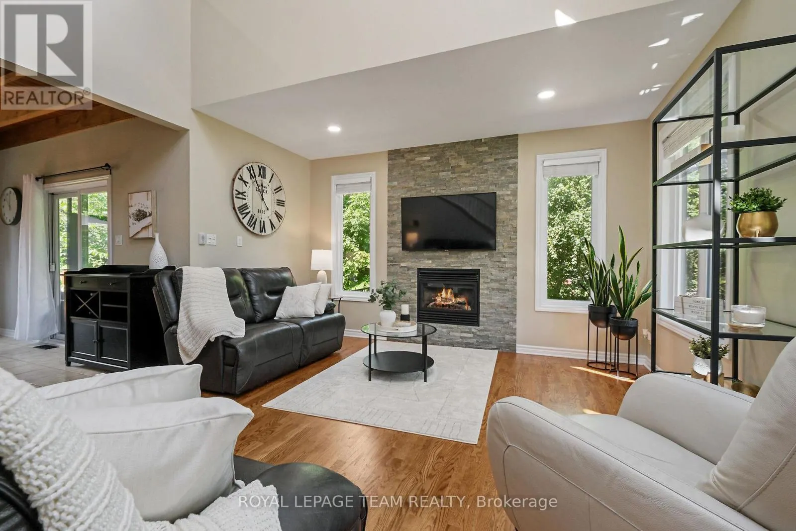 2893 BARLOW CRESCENT