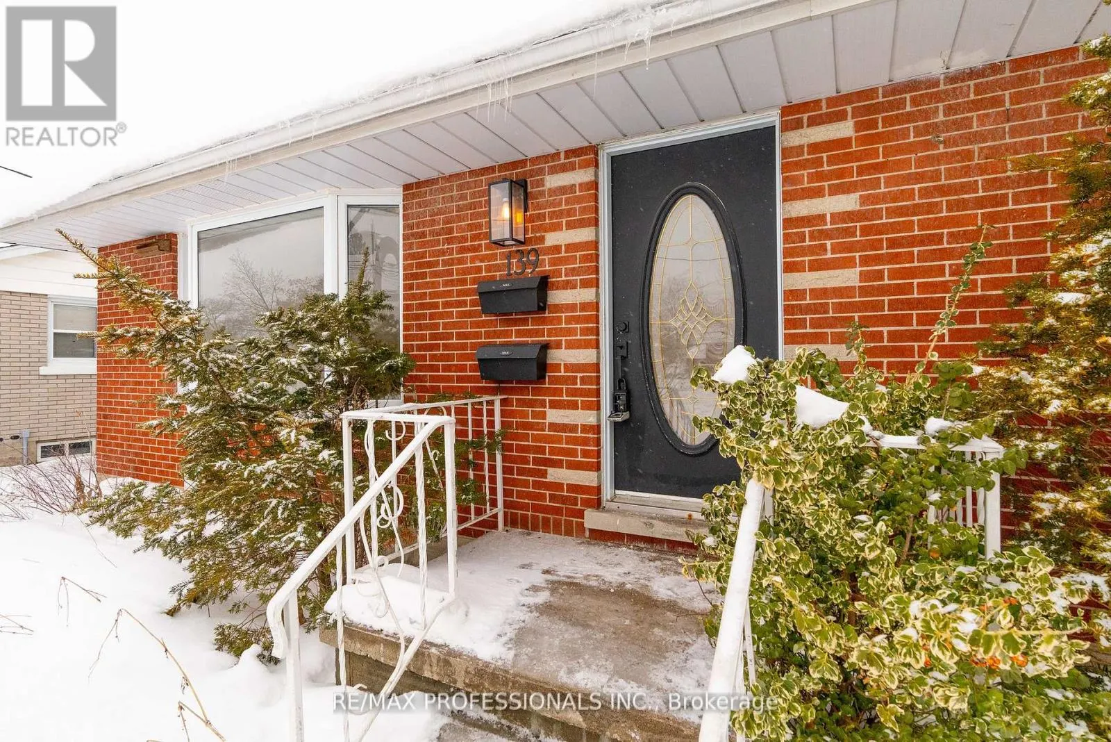 UPPER - 139 BYRON AVENUE