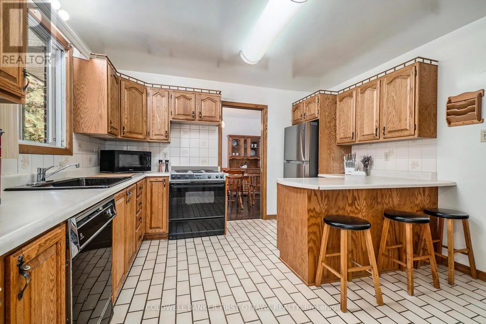 521 RIDGEWOOD DRIVE