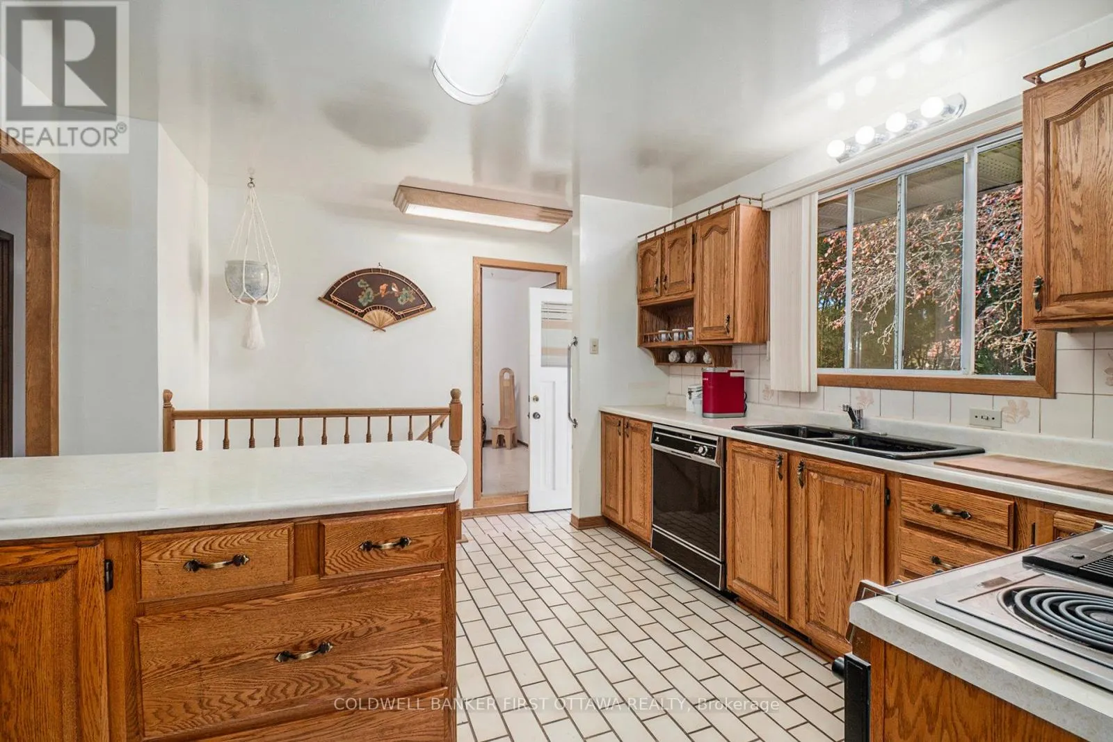 521 RIDGEWOOD DRIVE