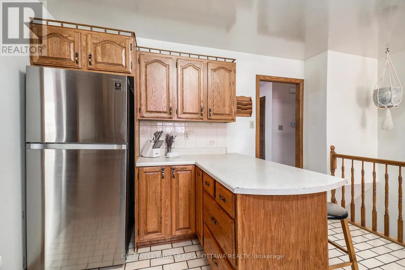521 RIDGEWOOD DRIVE