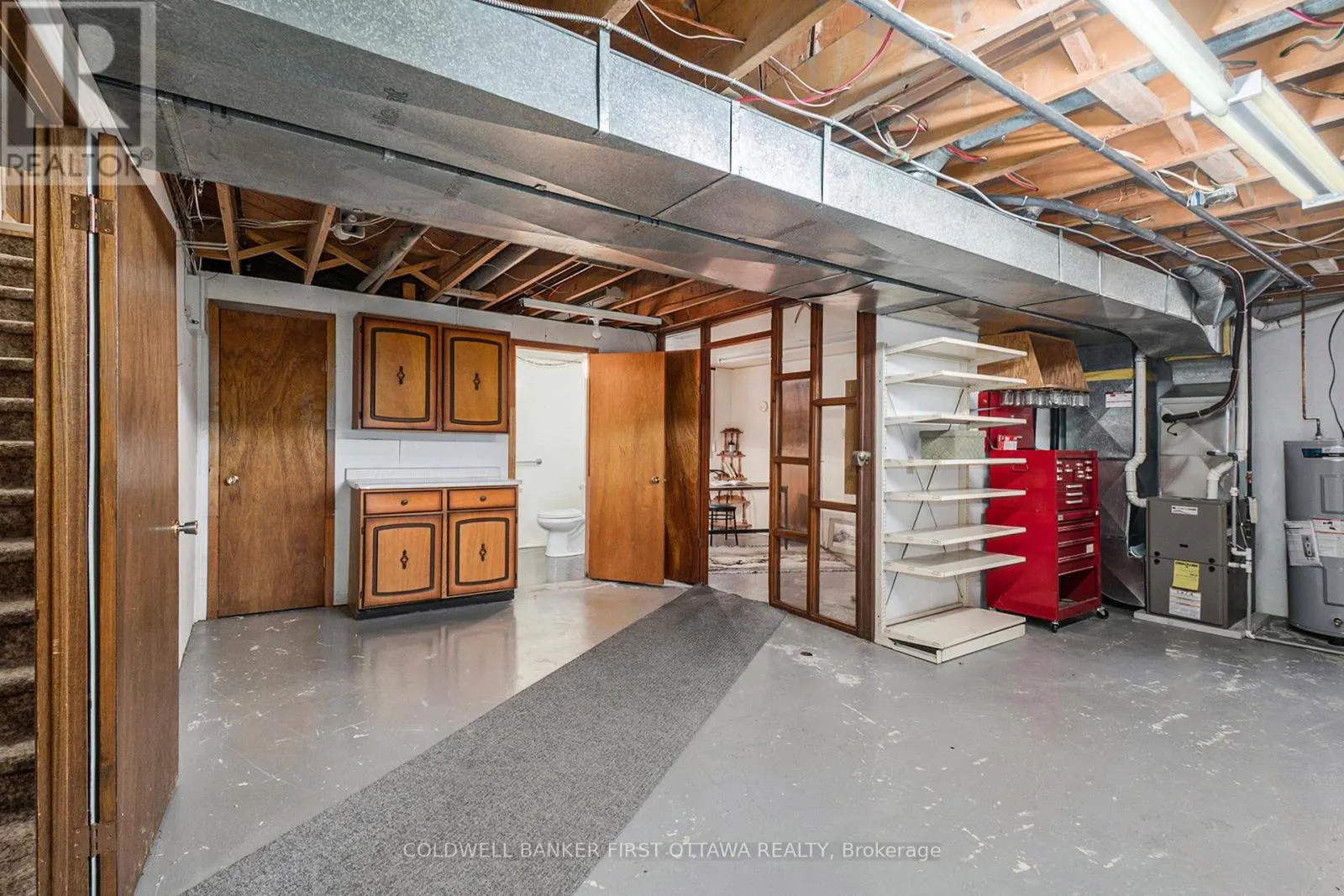 521 RIDGEWOOD DRIVE