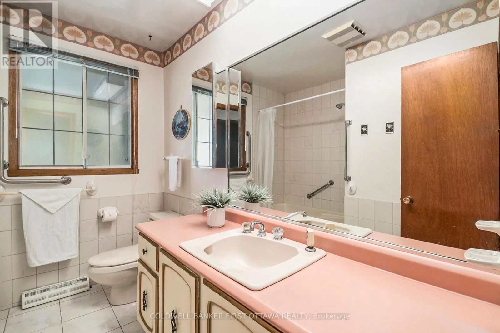 521 RIDGEWOOD DRIVE