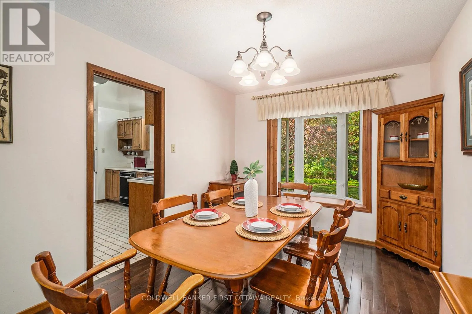 521 RIDGEWOOD DRIVE