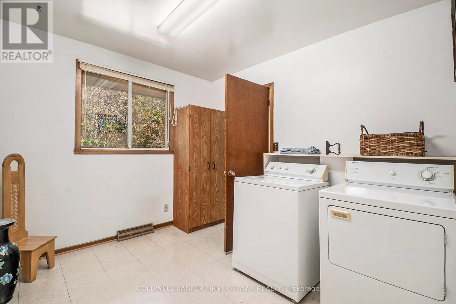 521 RIDGEWOOD DRIVE