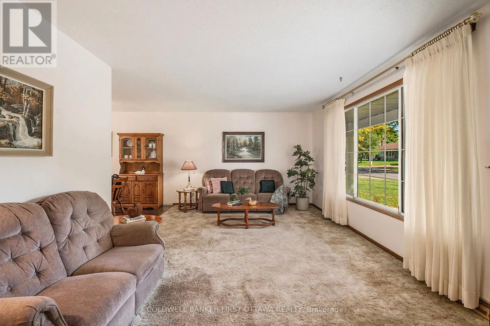 521 RIDGEWOOD DRIVE