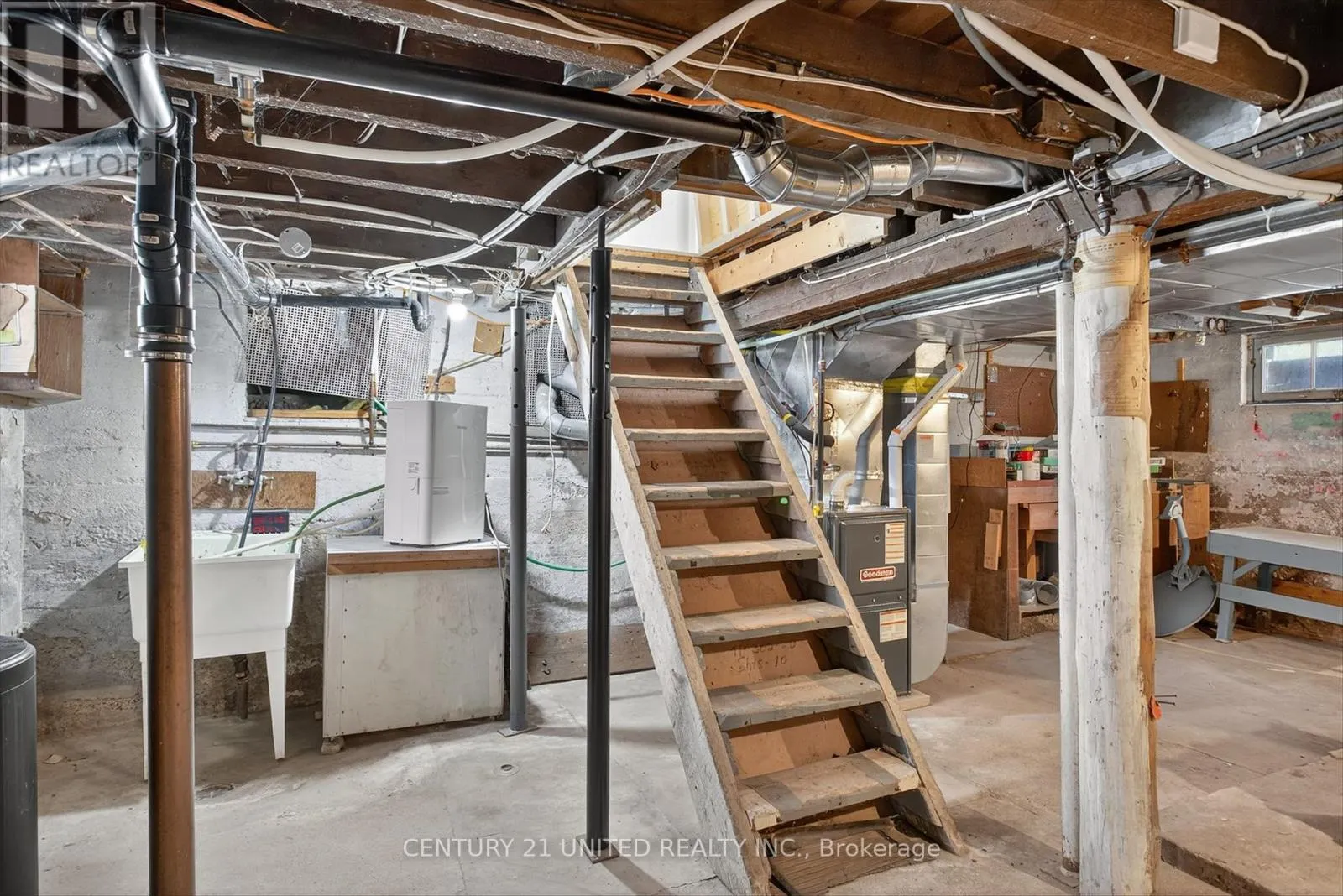 15 MOIR STREET