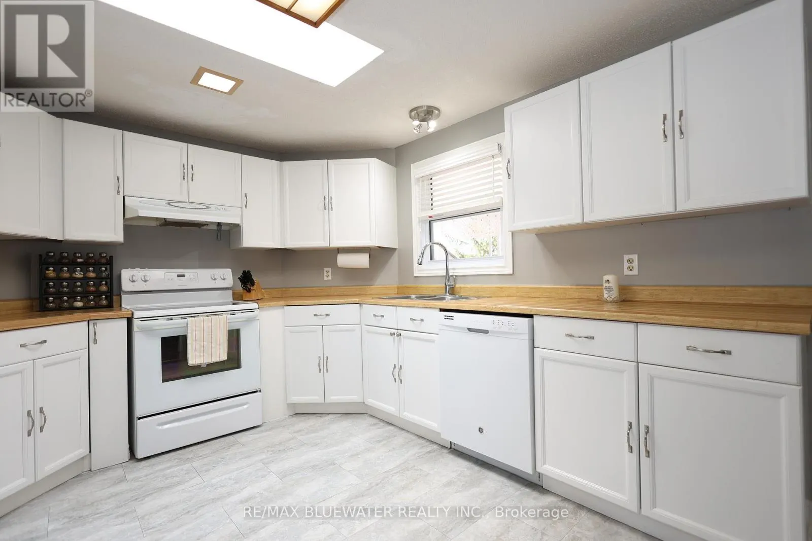 313 PINETREE LANE