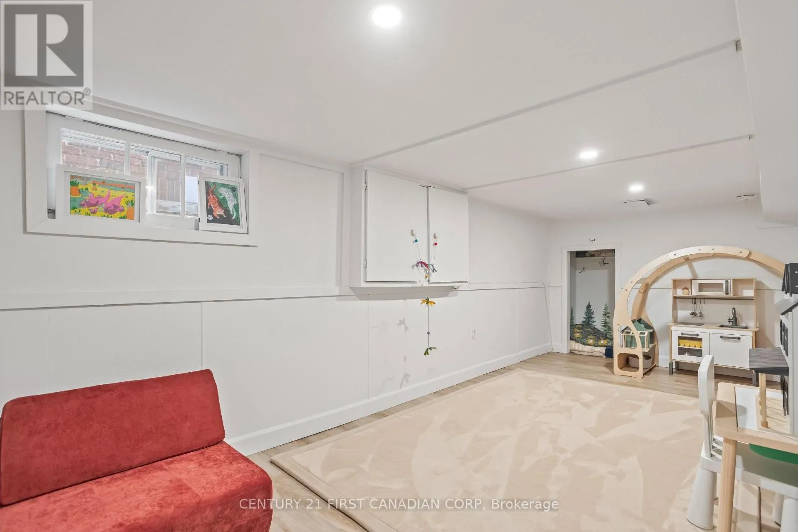 872 LOVETT STREET