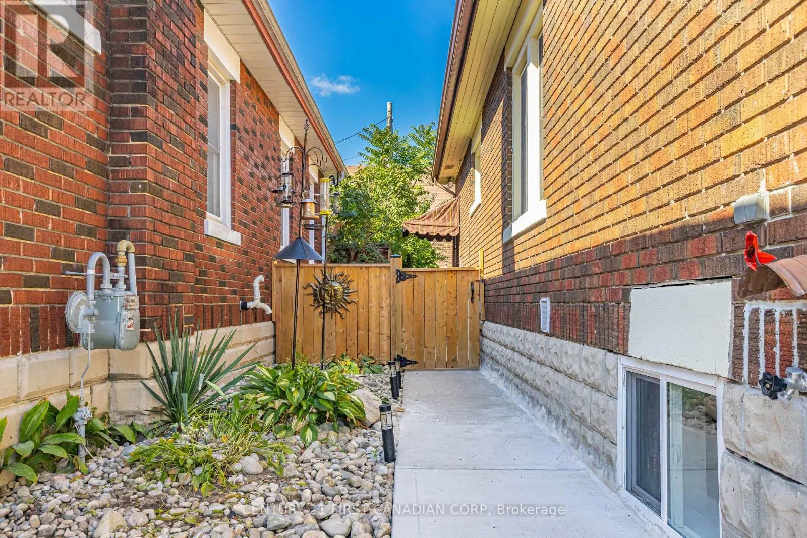 872 LOVETT STREET