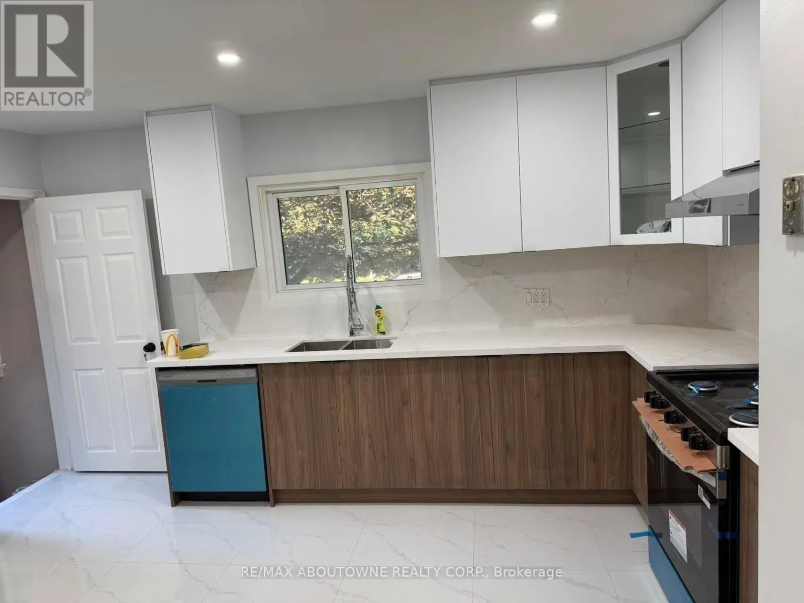 MAIN - 202 VICTORIA ROAD N