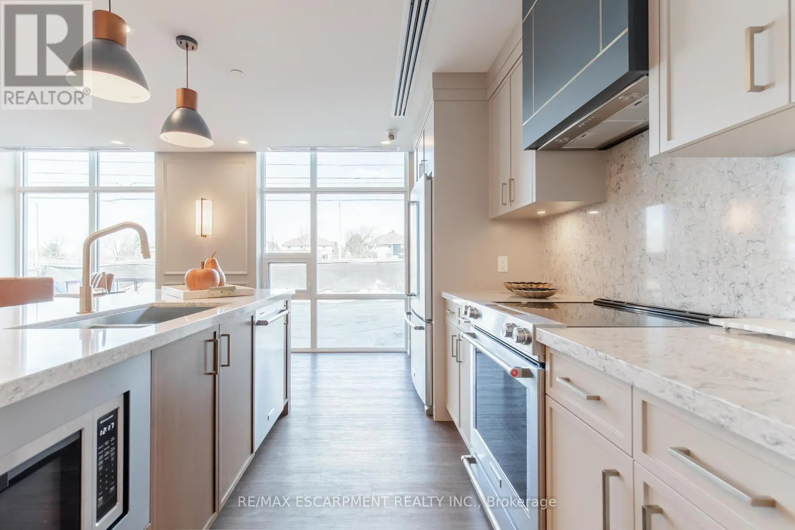 326 - 450 DUNDAS STREET