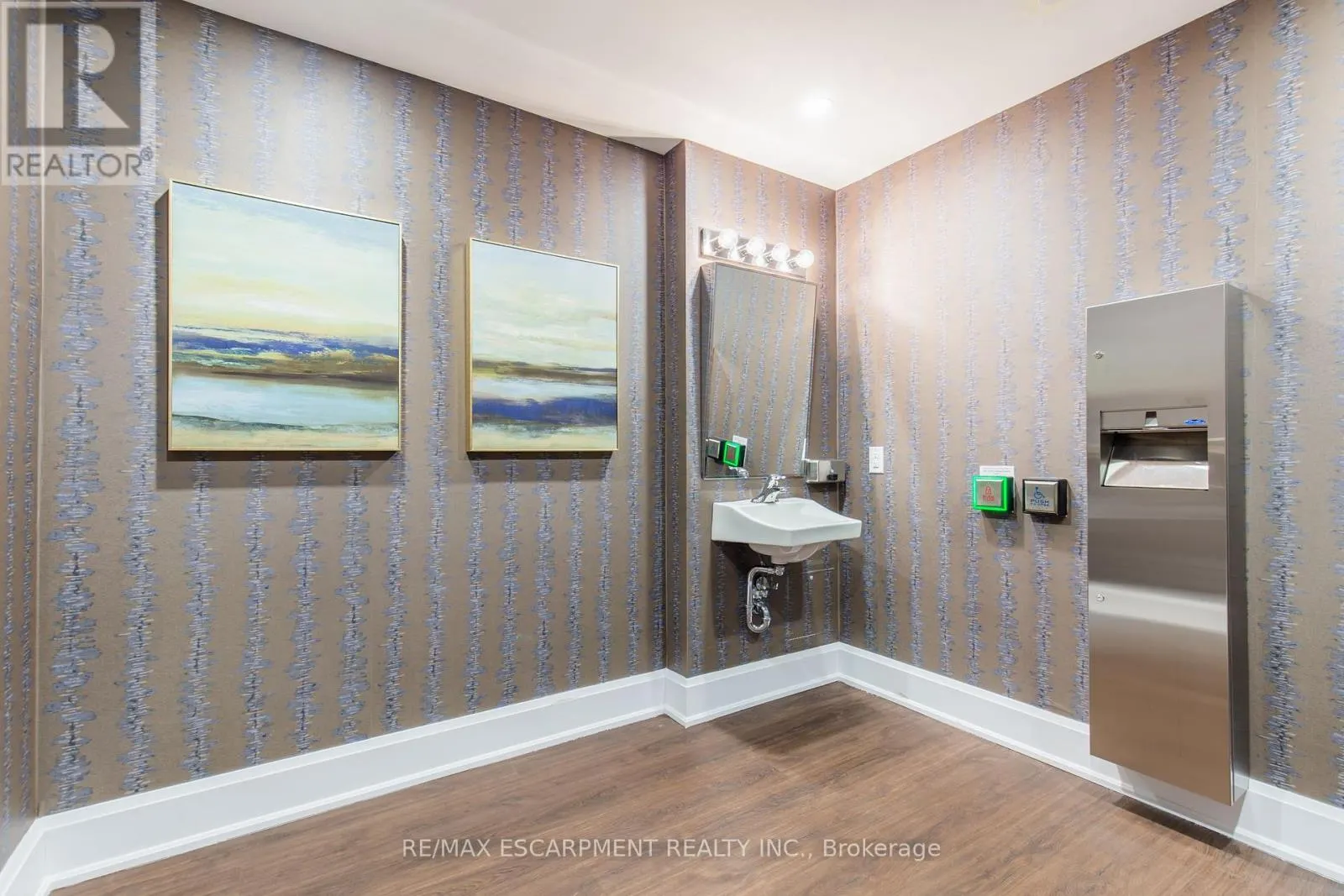 326 - 450 DUNDAS STREET