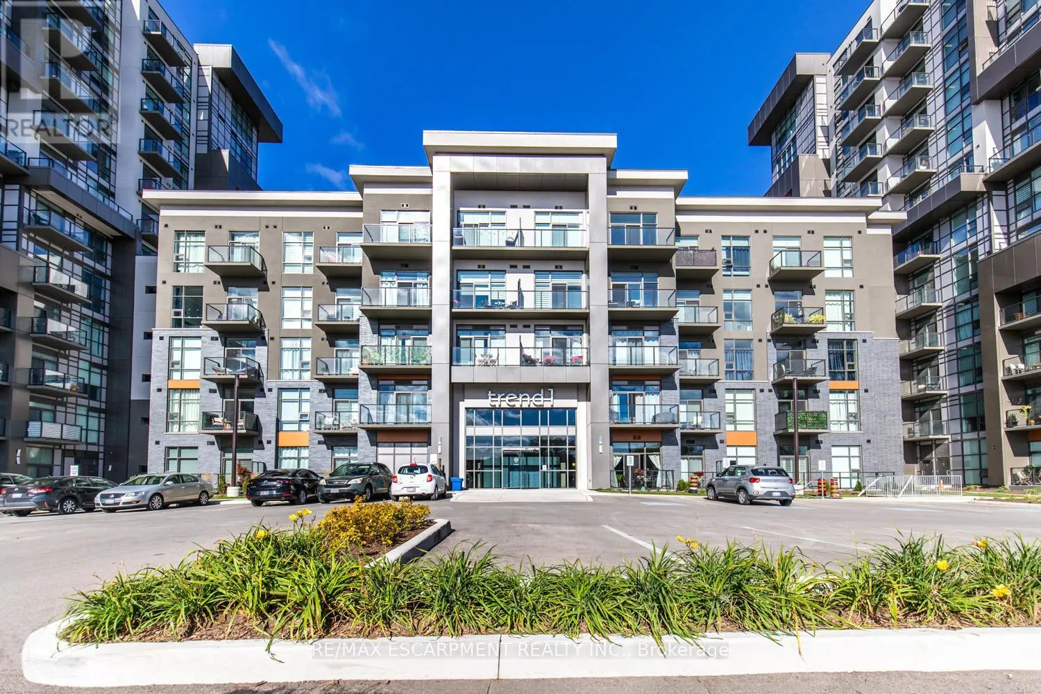 326 - 450 DUNDAS STREET
