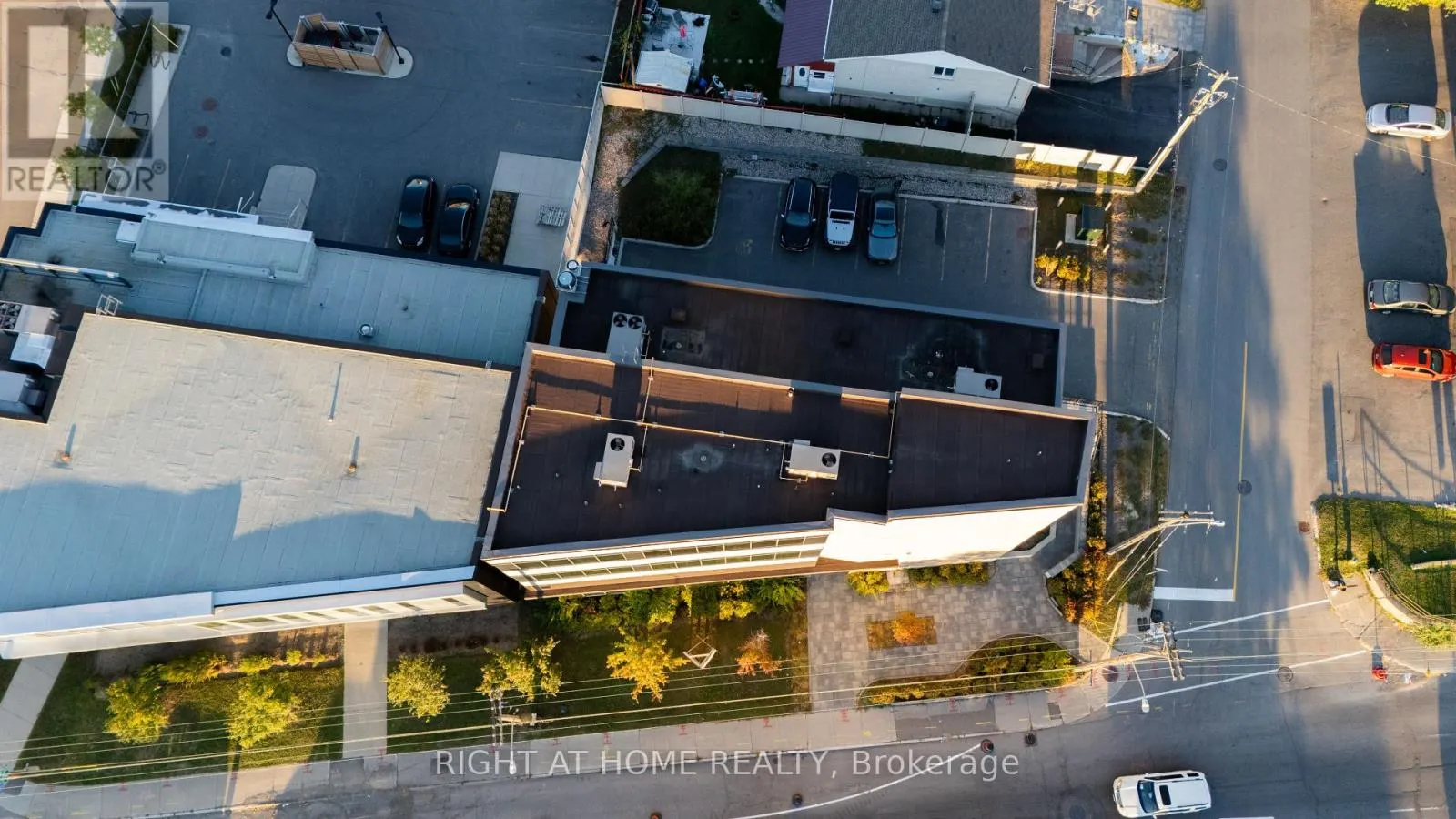 101 - 1637 BANK STREET