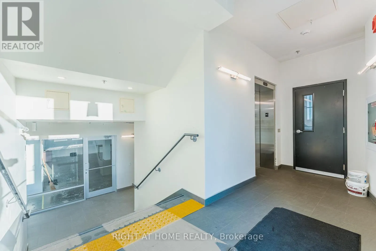 101 - 1637 BANK STREET