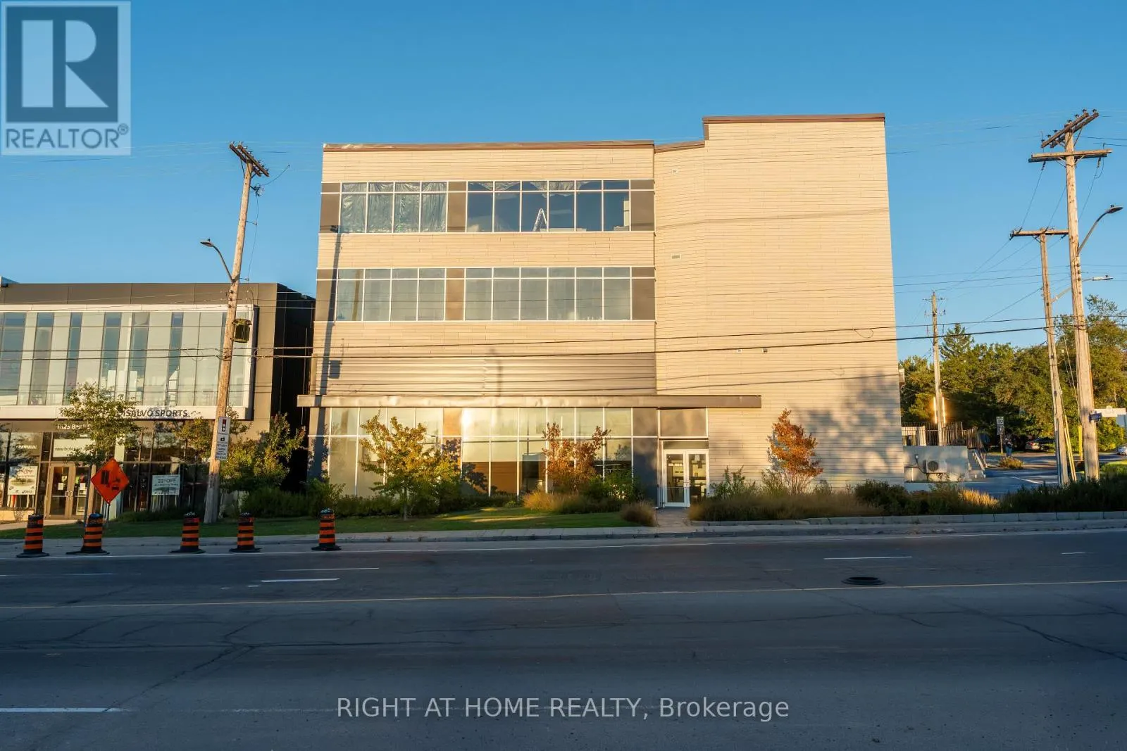 101 - 1637 BANK STREET
