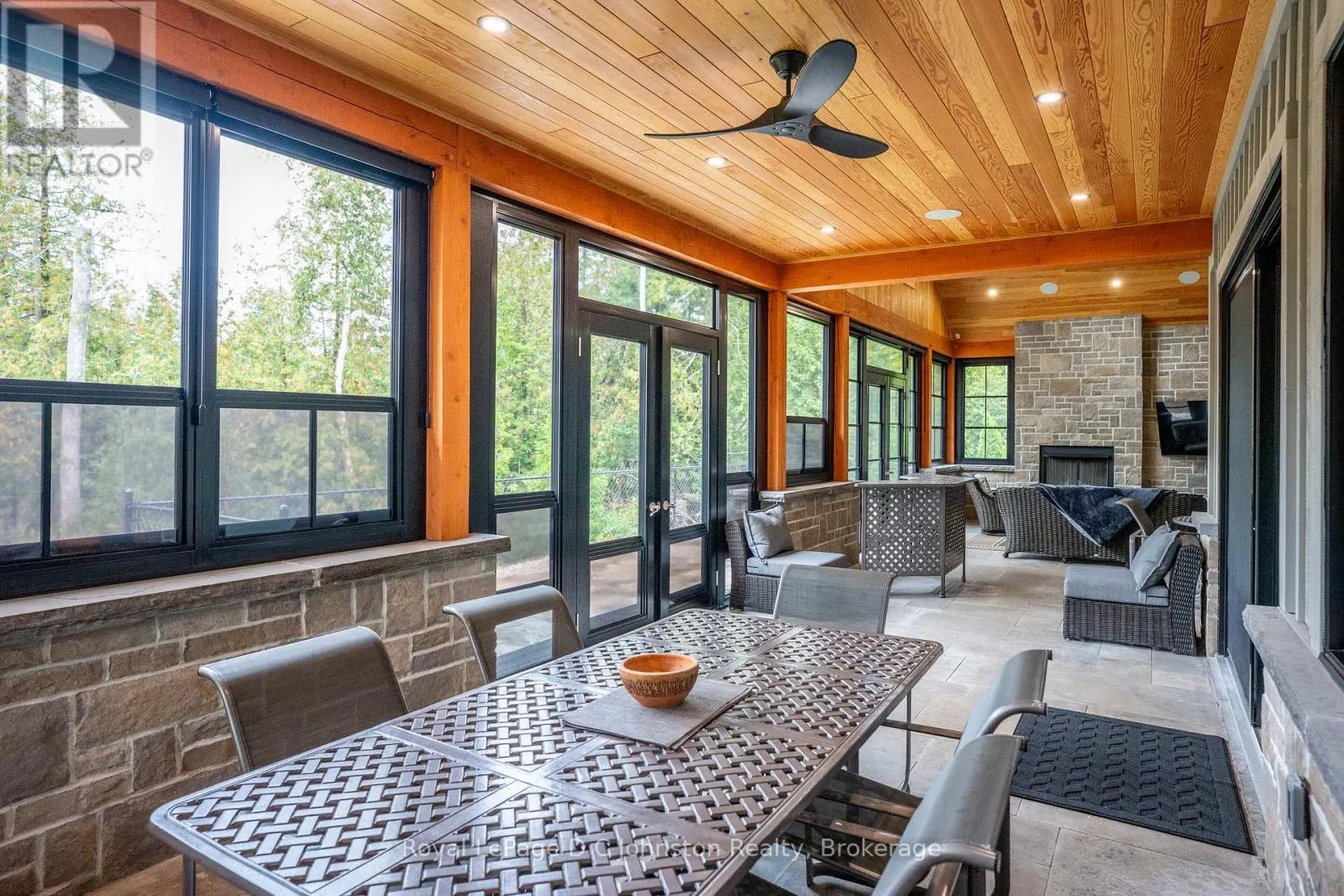 28 LAKESIDE WOODS CRESCENT