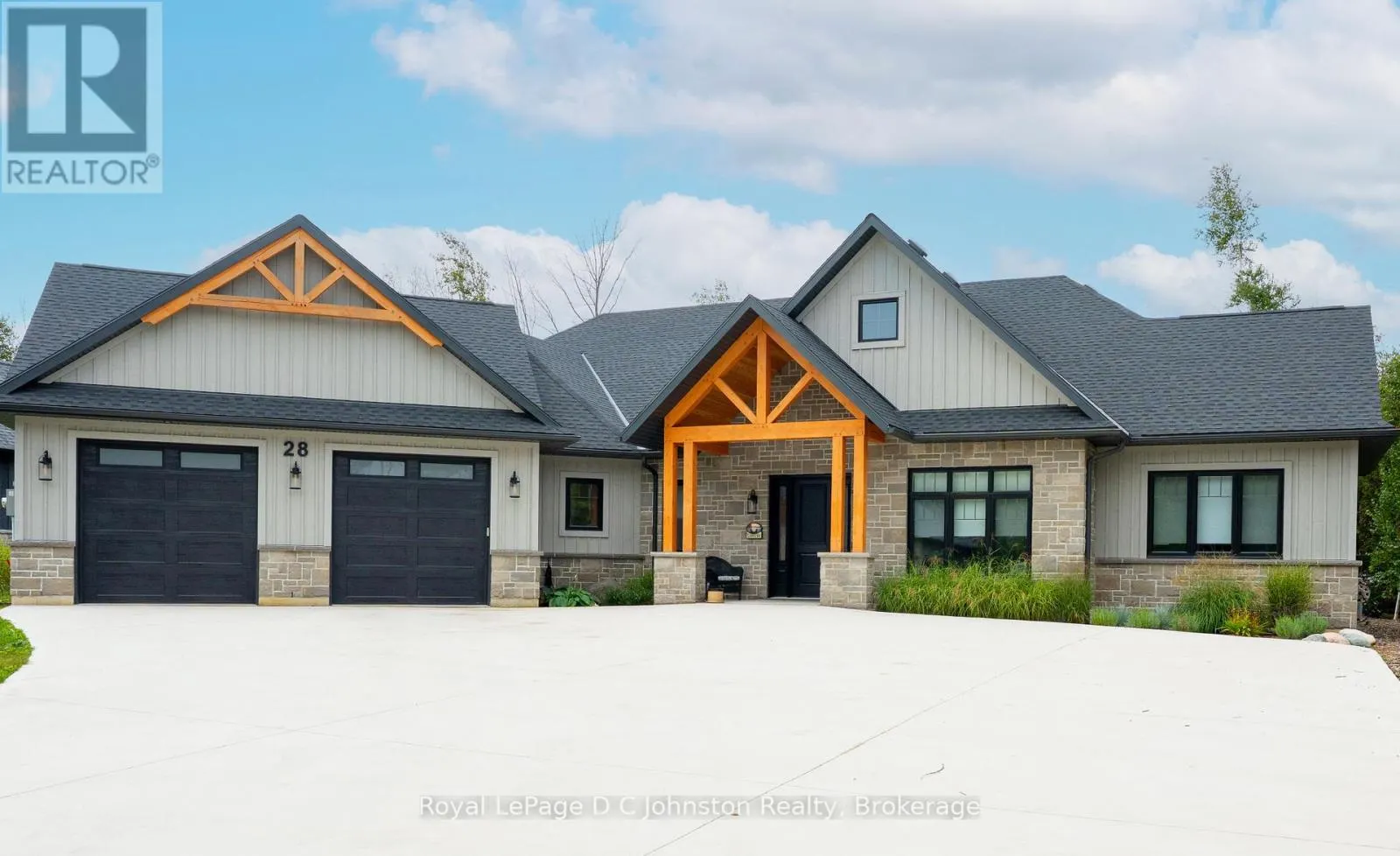 28 LAKESIDE WOODS CRESCENT