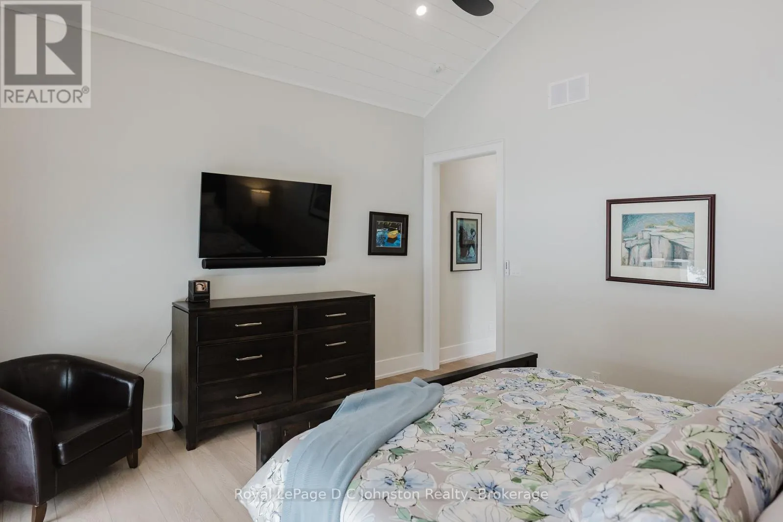 28 LAKESIDE WOODS CRESCENT