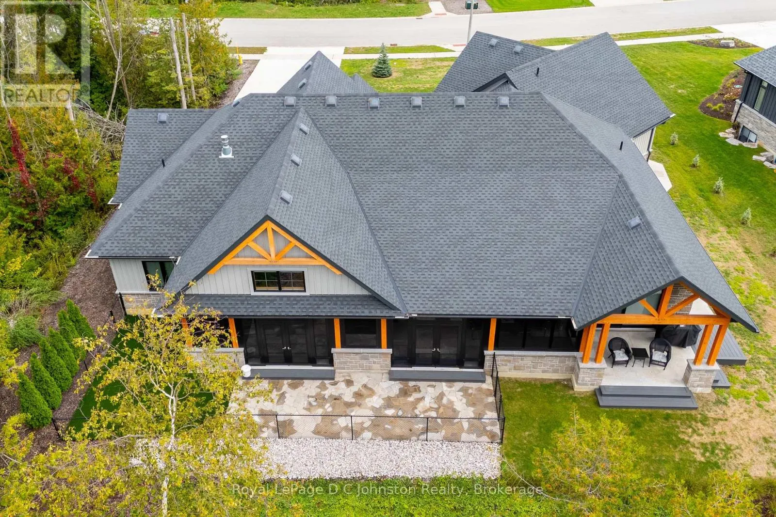 28 LAKESIDE WOODS CRESCENT