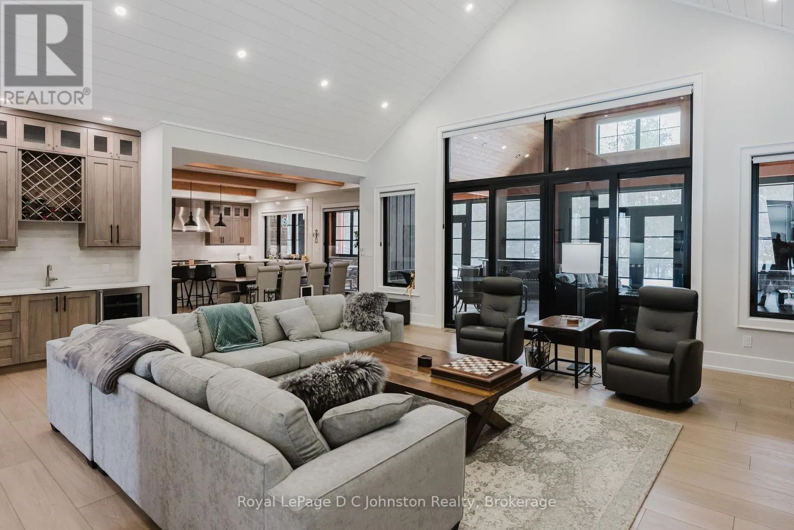 28 LAKESIDE WOODS CRESCENT