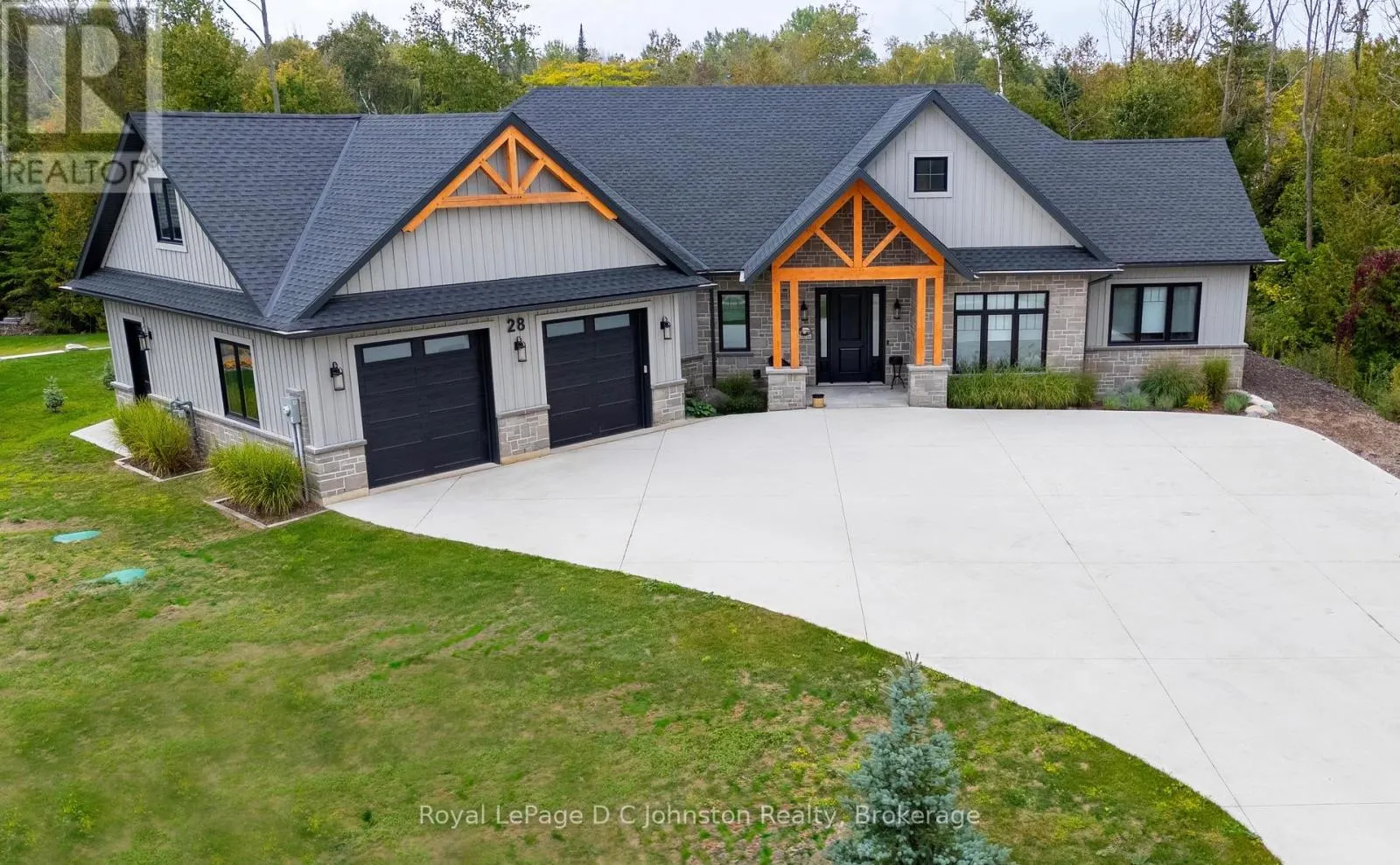 28 LAKESIDE WOODS CRESCENT
