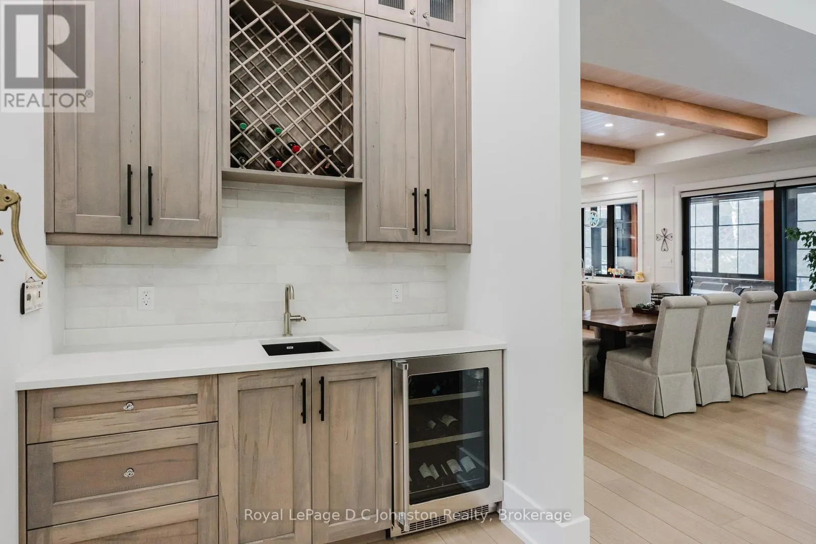 28 LAKESIDE WOODS CRESCENT
