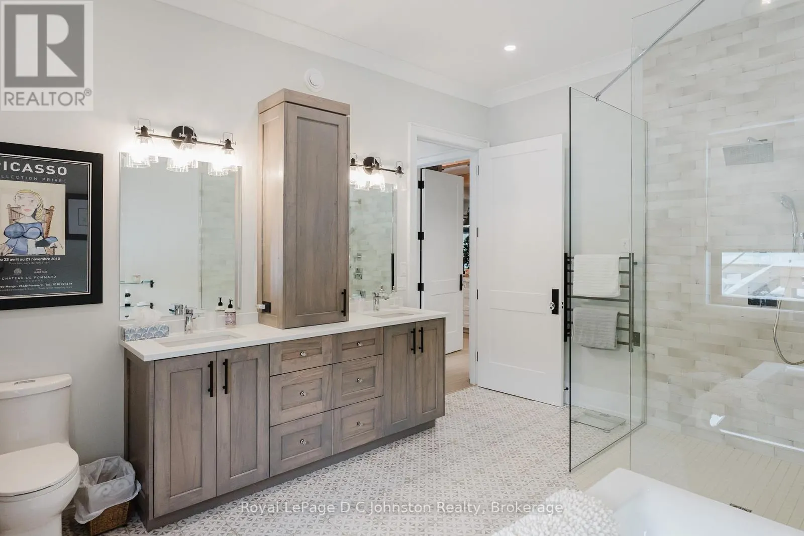 28 LAKESIDE WOODS CRESCENT
