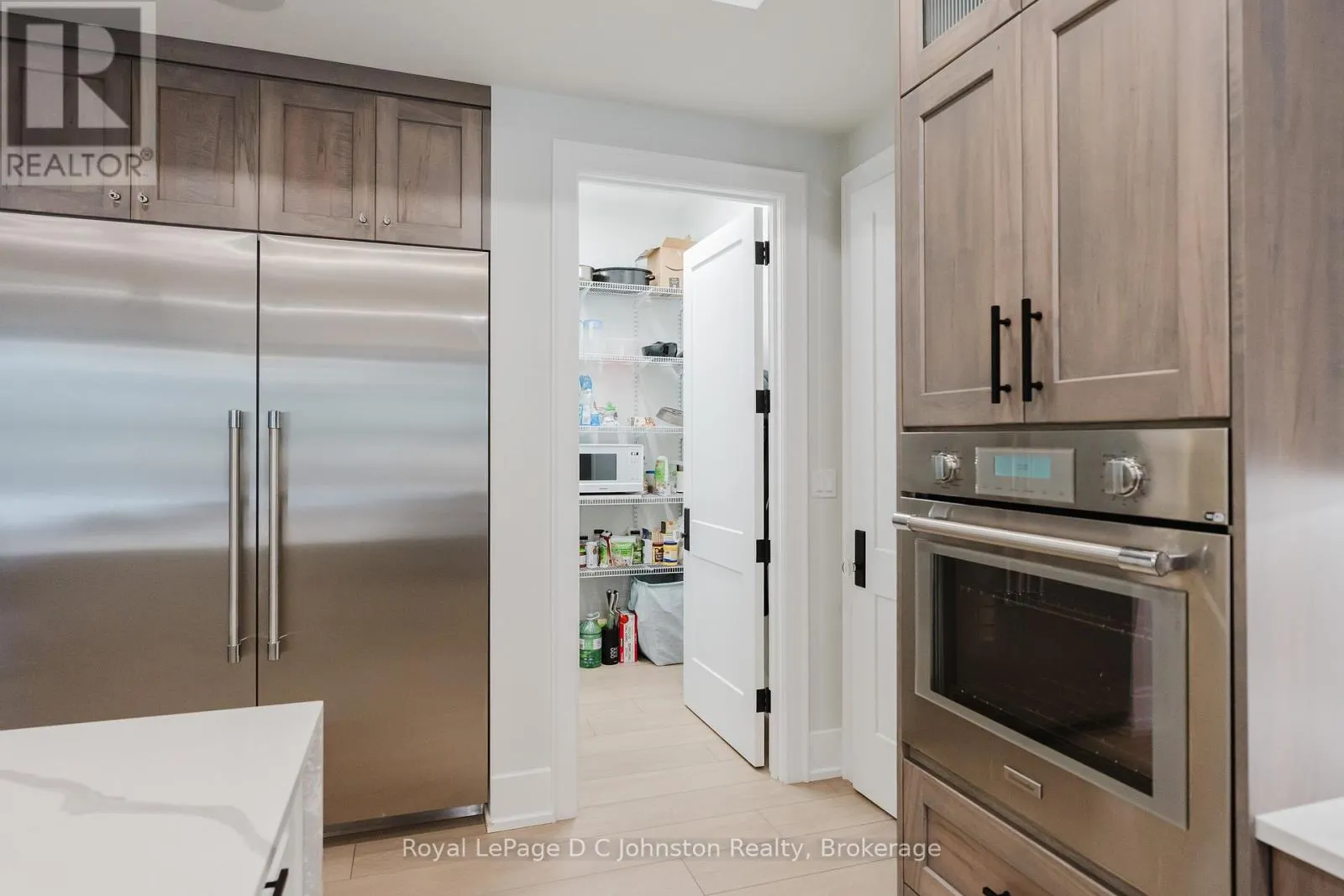 28 LAKESIDE WOODS CRESCENT