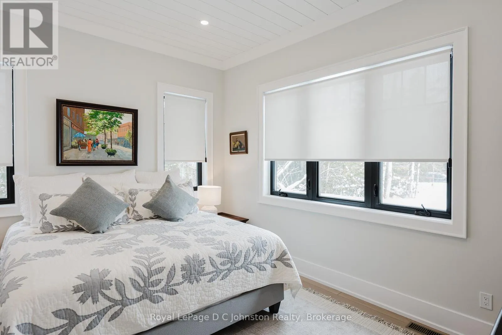 28 LAKESIDE WOODS CRESCENT