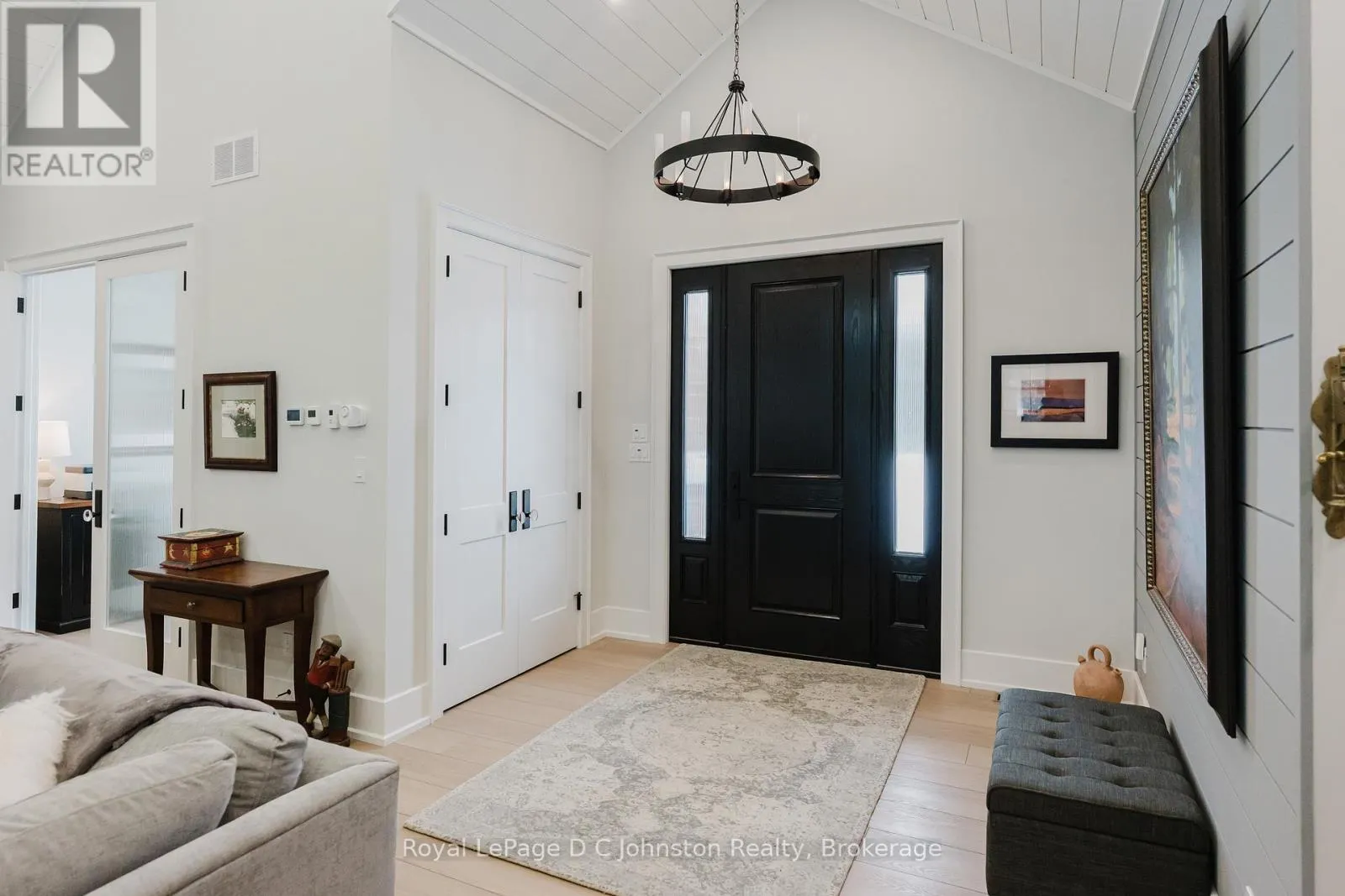 28 LAKESIDE WOODS CRESCENT