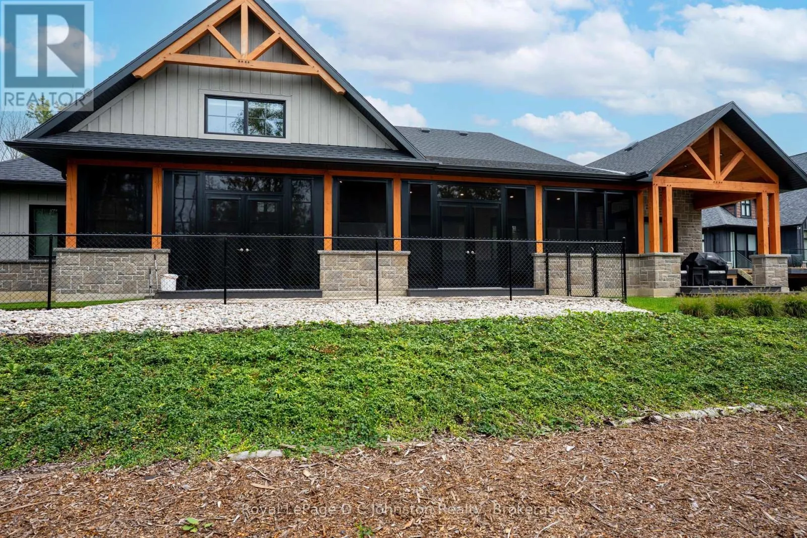 28 LAKESIDE WOODS CRESCENT