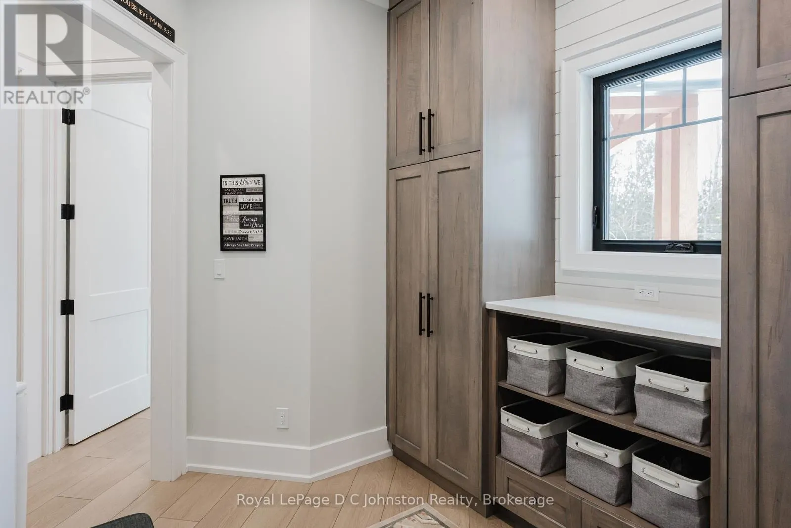 28 LAKESIDE WOODS CRESCENT